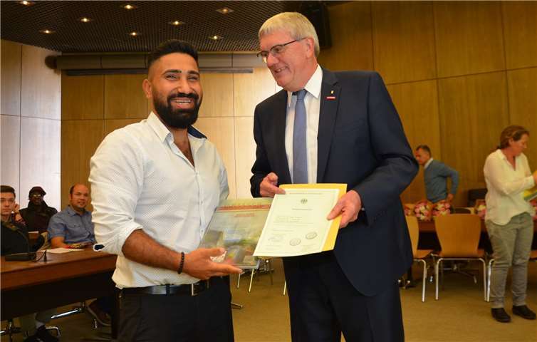 Landrat Sebastian Schuster gemeinsam mit Ali Ehsann.Rhein-Sieg-Kreis