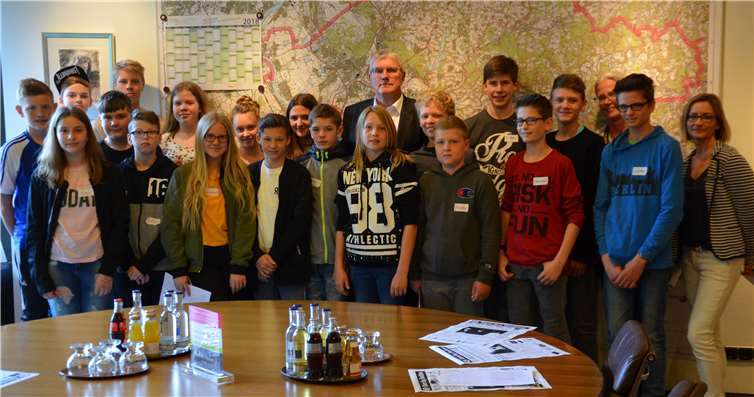 Landrat Sebastian Schuster gemeinsam mit Brigitta Lindemann (3.v.r.) und den Schülerinnen und Schülern in seinem Besprechungszimmer. Rhein-Sieg-Kreis