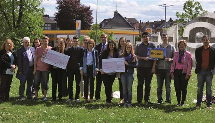 Landrat Sebastian Schuster (h.R.M.) mit Vertreterinnen und Vertretern der drei erstplatzierten Klassen und des Arbeitskreises Europa. Rhein-Sieg-Kreis
