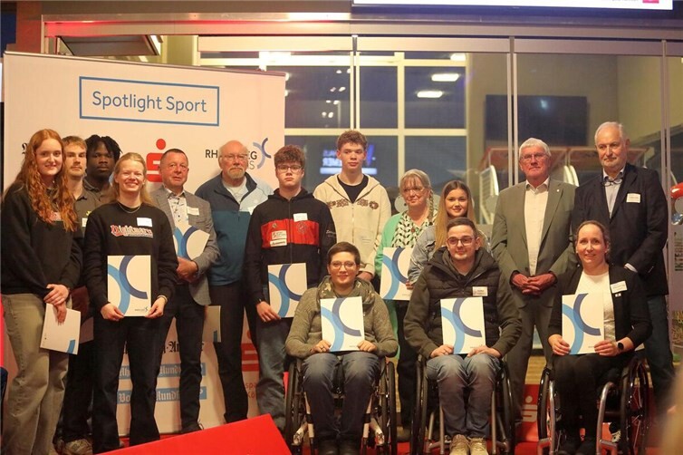 Landrat Sebastian Schuster (hinten, 2. von rechts) und Kreissportbund-Präsident Wolfgang Müller (hinten rechts) gemeinsam mit einigen ausgezeichneten Athletinnen und Athleten, darunter Annika Zeyen-Giles aus Hennef (vorne rechts). Fotos: Olaf Pohl