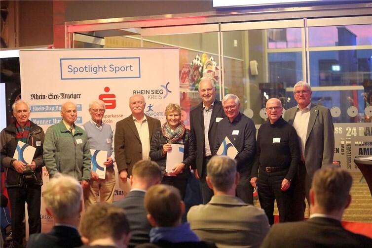 Landrat Sebastian Schuster (hinten, 2. von rechts) und Kreissportbund-Präsident Wolfgang Müller (hinten rechts) gemeinsam mit den „Ausnahmetalenten“ im Breitensport, die zum wiederholten Mal das Deutsche Sportabzeichen abgelegt hatten.