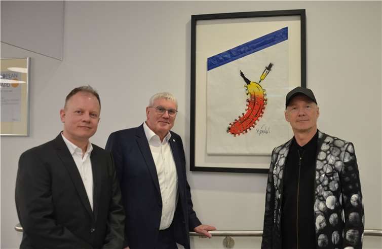 Landrat Sebastian Schuster (in der Mitte) mit dem Künstler Thomas Baumgärtel (r.) und Dr. Michael Rudersdorf, Dezernent für Bevölkerungsschutz des Rhein-Sieg-Kreises.  Foto: Rhein-Sieg-Kreis