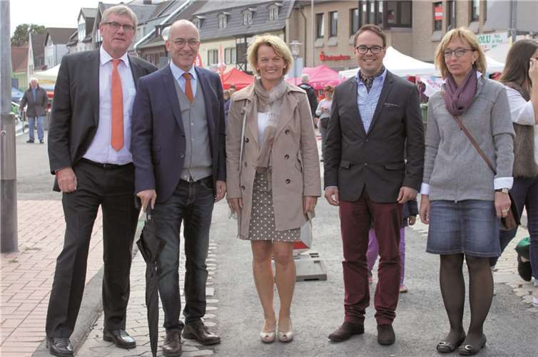Landrat Sebastian Schuster (l.) mit seiner Frau (Dritte v.l.), Bürgermeister Bert Spilles (Zweite v.l.), CDU-Fraktionsvorsitzender Joachim Kühlwetter (Vierte v.l.) und Parteivorsitzende Katja Kroeger (r.) auf gemeinsamen Rundgang über das Meckenheimer Altstadtfest.