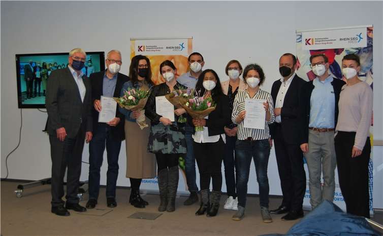 Landrat Sebastian Schuster (l.) und Antje Dinstühler, Leiterin des Kommunalen Integrationszentrum des Rhein-Sieg-Kreises (5.v.r.), zusammen mit Mitgliedern der Jury sowie Preistragenden des Integrationspreises des Rhein-Sieg-Kreises. Foto: Rhein-Sieg-Kreis