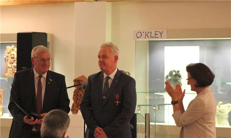 Landrat Sebastian Schuster (l.) und Regierungspräsidentin Gisela Walsken (r.) bei der Überreichung des Bundesverdienstkreuzes an Stefan Raetz (Mitte.). Fotos: Stadt Rheinbach