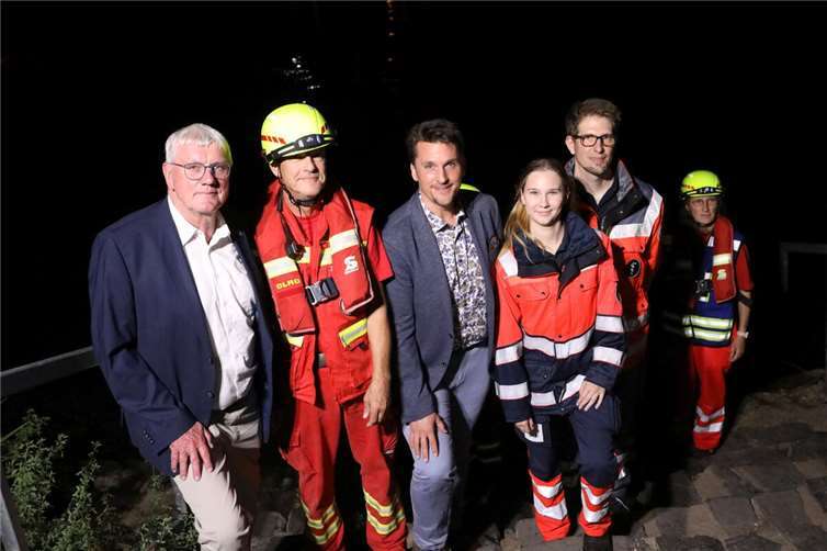 Landrat Sebastian Schuster (l.) und der Troisdorfer Bürgermeister Alexander Biber (3.v.l.) gemeinsam mit teilnehmenden Rettungskräften.  Fotos: R. Klodt/DRK