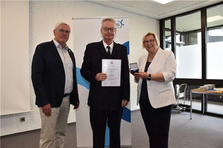 Landrat Sebastian Schuster (li.), Swisttals Bürgermeisterin Petra Kalkbrenner und Kreisbrandmeister Dirk Engstenberg, der auch mit der Medaille geehrt wurde. Foto: Rhein-Sieg-Kreis