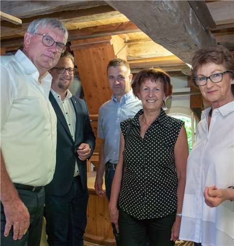 Landrat Sebastian Schuster (links) und Bürgermeisterin Renate Offergeld (rechts) ließen sich gemeinsam mit den Ersten Beigeordneten Swen Christian (Zweiter von links) und Vize-Landrätin Notburga Kunert (Zweite von rechts) von Müller Alexander Bedorf (Mitte) in die Geheimnisse der Broicher Mühle einweihen.Fotos: Jost