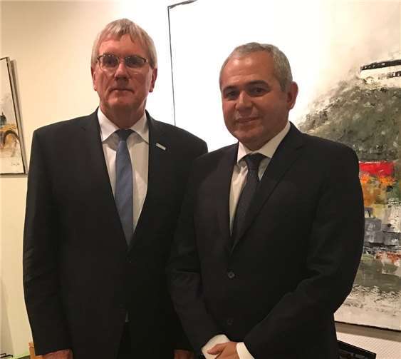 Landrat Sebastian Schuster mit Bürgermeister Aguilar da Silva.