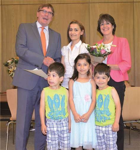 Landrat Sebastian Schuster mit Kreisdirektorin Annerose Heinze und der syrischen Familie Shekho (Mitte) aus Swisttal. privat