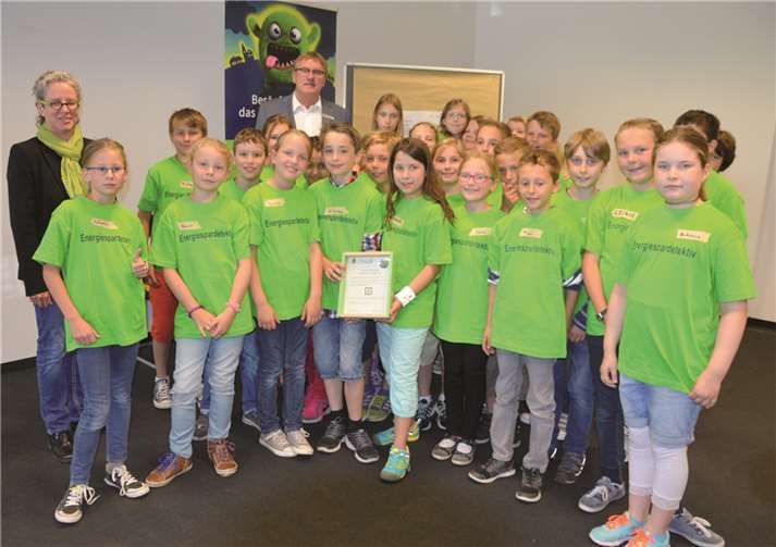 Landrat Sebastian Schuster mit den Energiespardetektiven.privat