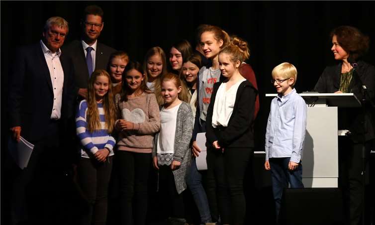 Landrat Sebastian Schuster mit den Preisträgerinnen und Preisträgern der Bläserklasse der Hennefer Gesamtschule.Rhein-Sieg-Kreis