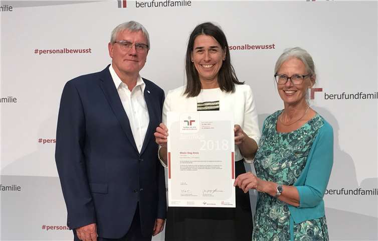 Landrat Sebastian Schuster mit seiner allgemeinen Vertreterin, Svenja Udelhoven (Mitte) und der Gleichstellungsbeauftragten Brigitta Lindemann nach der Zertifikatsverleihung.Rhein-Sieg-Kreis