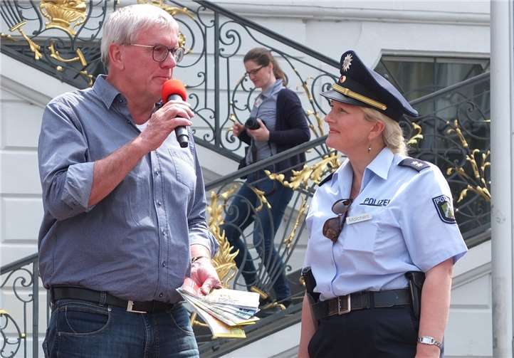 Landrat Sebastian Schuster neben Gabriele Mälchers, Leiterin der Direktion Verkehr im Polizeipräsidium Bonn, bei der Eröffnung der Aktion „Stadtradeln 2019“ auf dem Bonner Marktplatz. Foto: Rhein-Sieg-Kreis