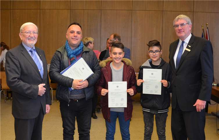 Landrat Sebastian Schuster (r.), Ludwig Neuber, Neubürgerbeauftragter des Rhein-Sieg-Kreises (l.), und Lukman Al-Barznji mit seinen Söhnen Lauand und Aland. 