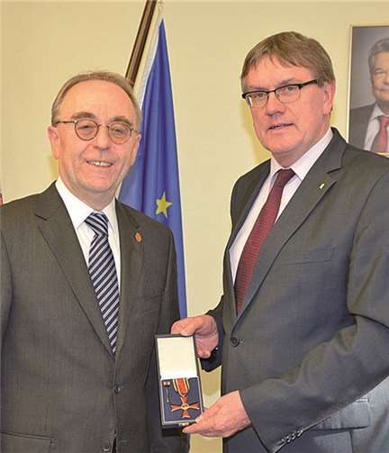 Landrat Sebastian Schuster (r.) mit dem neuen Ordensträger Vicente Riesgo Alonso.privat