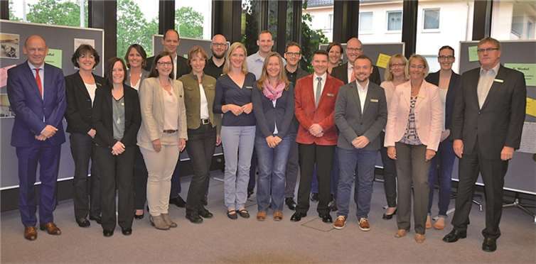Landrat Sebastian Schuster (r.) mit den Teilnehmerinnen und Teilnehmern des Nachwuchsführungsprogrammes, Kreisdirektorin Annerose Heinze (2.v.l.) und Walter Wiberny (l.).privat