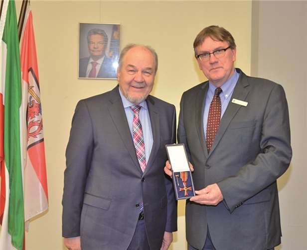 Landrat Sebastian Schuster (re.) mit dem neuen Ordensträger Horst Menzel (Swisttal). RSK