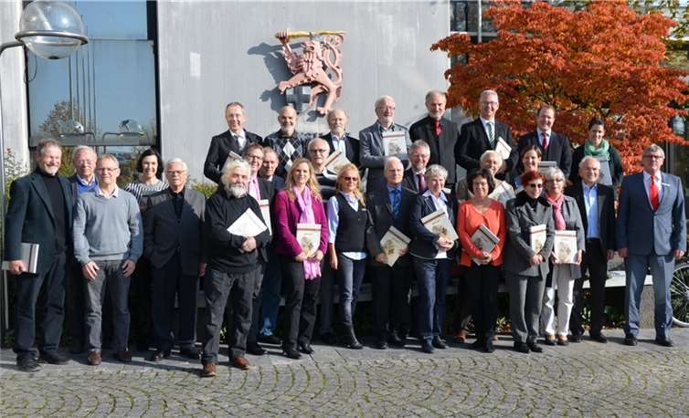 Landrat Sebastian Schuster (rechts außen) mit den Verantwortlichen für das Jahrbuch 2016.Privat