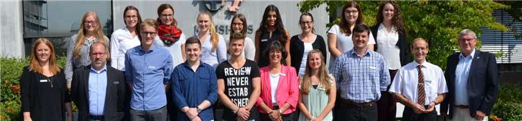 Landrat Sebastian Schuster (rechts) mit Kreisdirektorin Annerose Heinze (Mitte) und den neuen Auszubildenden der Kreisverwaltung sowie Vertreter des Personalamtes und der Personalvertretung. privat