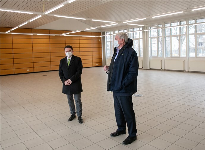 Landrat Sebastian Schuster (rechts) und Meckenheims Bürgermeister Holger Jung (links) informierten sich im ehemaligen Verwaltungsgebäude „Im Ruhrfeld“ über die Möglichkeit, hier eine Impfstraße für den linksrheinischen Teil des Rhein-Sieg-Kreises einzurichten. Foto: JOST