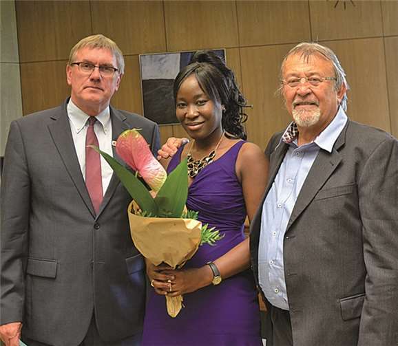 Landrat Sebastian Schuster sowie Judith und Hans-Reinhard Wimmeroth (v.l.n.r.).privat