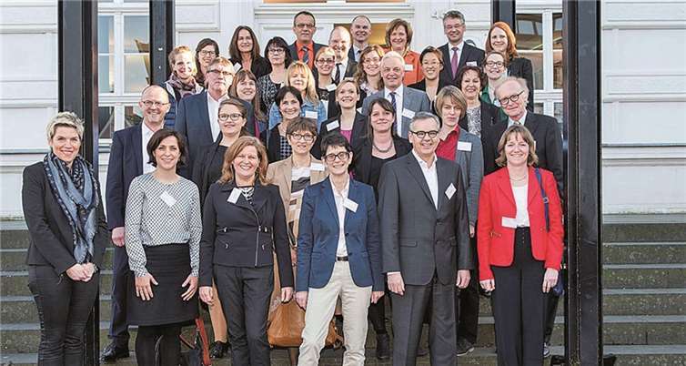 Landrat Sebastian Schuster und Bonns Bürgermeisterin Gabriele Klingmüller mit den Projektbeteiligten und Verantwortlichen.privat