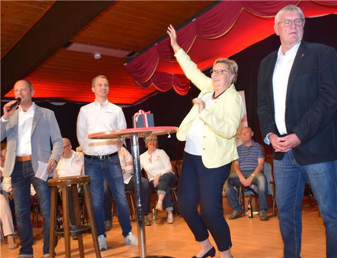 Landrat Sebastian Schuster und Bürgermeisterin Petra Kalkbrenner gaben sich viel Mühe beim Ratespiel und die Karnevalshits. Foto: EICH