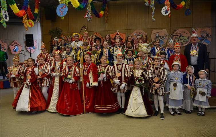 Landrat Sebastian Schuster und Kreisdirektorin Annerose Heinze inmitten der Kindertollitäten. privat