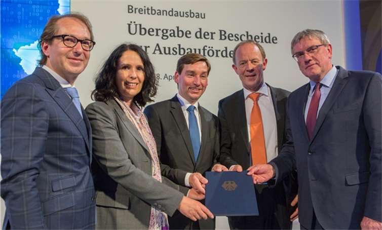 Landrat Sebastian Schuster und Kreiswirtschaftsförderer Dr. Hermann Tengler bei der Übergabe des Förderbescheides in Berlin. privat