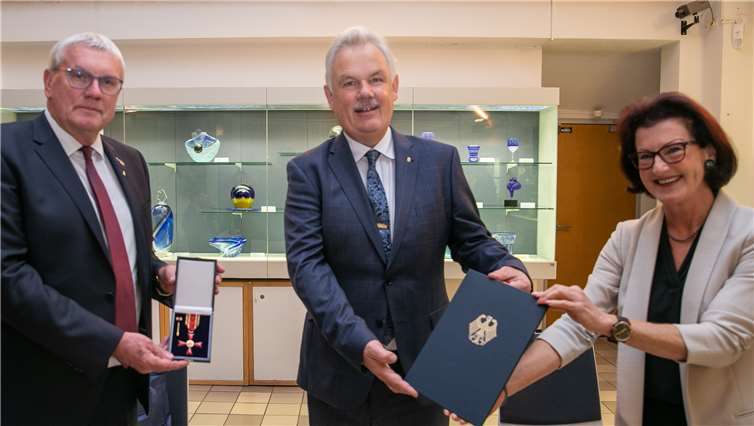 Landrat Sebastian Schuster und Regierungspräsidentin Gisela Walsken verleihen Stefan Raetz das Bundesverdienstkreuz. Foto: JOST