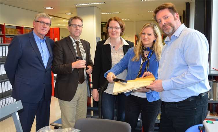 Landrat Sebastian Schuster (v.l.), Archivdezernent Thomas Wagner, Dr. Claudia Kauertz (LVR-AFZ), Kreisarchivarin Dr. Claudia Arndt, und Markus Vieten, Mitarbeiter der Werkstatt für Papierrestaurierung im LVR-AFZ. Rhein-Sieg-Kreis