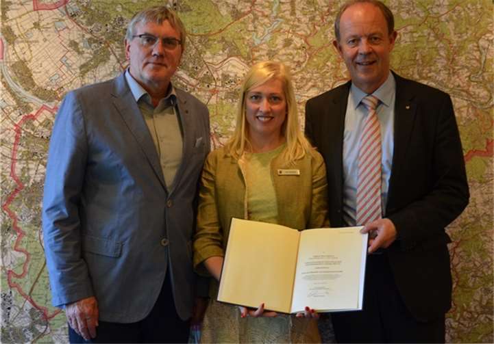Landrat Sebastian Schuster (v.li.n.re.), Siri Grischke und Dr. Hermann Tengler, Kreiswirtschaftsförderer