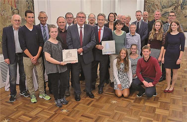 Landrat Sebastian Schuster (vordere Reihe, 2.v.links), Oberbürgermeister Jürgen Nimptsch (3.v.links) und IHK-Präsident Wolfgang Grießl (zweite Reihe, 5.v.links).Meike Böschemeyer
