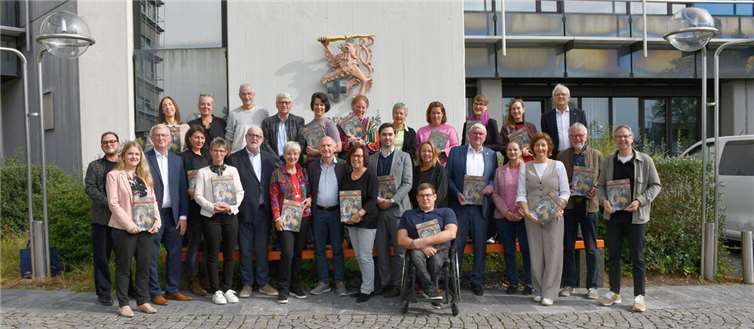 Landrat Sebastian Schuster (vordere Reihe, 5.v.r.), Thomas Wagner, Kulturdezernent des Rhein-Sieg-Kreises (vordere Reihe, r.) und Rolf Tegtmeier, Zentralbereichsdirektor der Kreissparkasse Köln (vordere Reihe, 3.v.l.) gemeinsam mit Autorinnen und Autoren des aktuellen Jahrbuchs des Rhein-Sieg-Kreises.  Fotos: Rhein-Sieg-Kreis