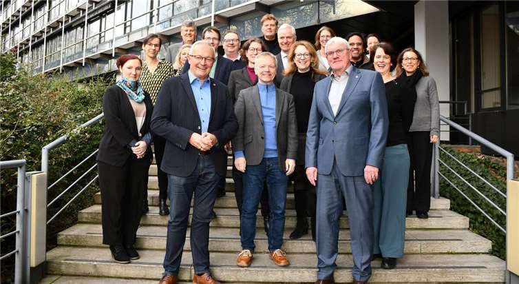 Landrat Sebastian Schuster (vordere Reihe rechts) und Achim Hallerbach, Landrat des Kreis Neuwied (vordere Reihe links), gemeinsam mit allen Beteiligten aus dem Rhein-Sieg-Kreis, dem Kreis Ahrweiler, dem Kreis Neuwied, der Bundesstadt Bonn, sowie aus den Kommunen Alfter, Wachtberg, Bad Honnef und Königswinter sowie des Verschönerungsvereins für das Siebengebirge (VVS). Foto: Rhein-Sieg-Kreis