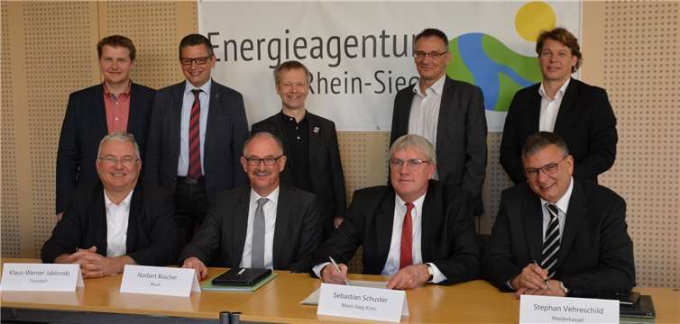 Landrat Sebastian Schuster (vorne 2.v.r) mit den Bürgermeistern und Beigeordneten der beteiligenden Kommunen. Privat