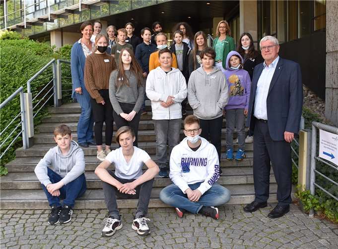 Landrat Sebastian Schuster (vorne rechts), Katja Milde, Gleichstellungsbeauftragte des Rhein-Sieg-Kreises (hinten rechts) und Inga Josko, stellvertretende Gleichstellungsbeauftragte des Rhein-Sieg-Kreises (Mitte links), mit dem Teilnehmenden des Girls’Day und Boys’Day. Foto: Rhein-Sieg-Kreis