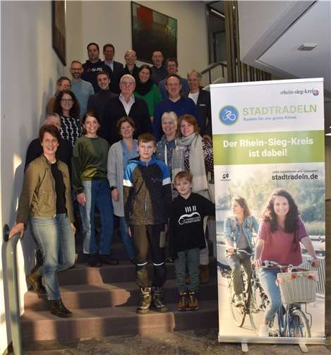 Landrat Sebastian Schuster zusammen mit Projektverantwortlichen und Preisträgerinnen beziehungsweise Preisträgern.  Quelle: Rhein-Sieg-Kreis