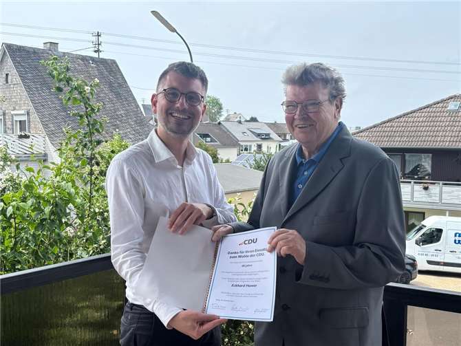 Landrat a. D. Eckhard Huwer ist seit 60 Jahren Mitglied der CDU. Dazu erhielt er im Rahmen eines persönlichen Besuchs eine Auszeichnung vom Kreisvorsitzenden der CDU und Landtagsabgeordneten Jens Münster. Foto: Katja Probst