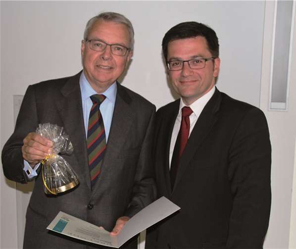 Landrat a.D. Frithjof Kühn (links) und Thomas Kutschaty, NRW-Justizminister und Vorsitzender des Landesverbandes NRW des Volksbundes Deutsche Kriegsgräberfürsorge anlässlich der Verleihung der Friedensglocke. Privat