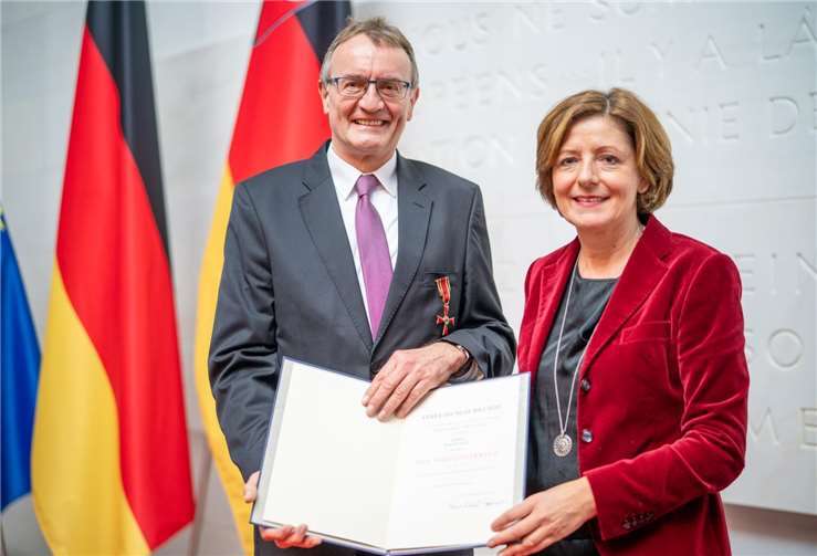 Landrat a.D. Rainer Kaul erhältaus den Händen von Ministerpräsidentin Malu Dreyerdie Urkunde zum Bundesverdienstkreuz. Foto: Staatskanzlei