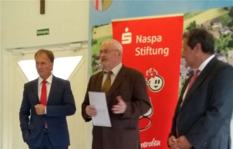Landrat des Westerwaldkreises Achim Schwickert, Cheftrainer und erster Vorsitzender Ernst Elenz sowie Vorstandsvorsitzender der Naspa und deren Stiftung Günter Högner (v. l. n. r.).