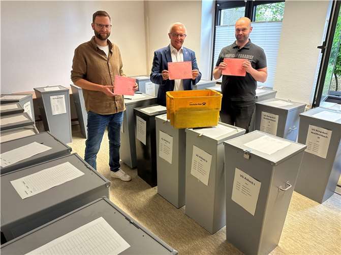Landrat und Kreiswahlleiter Achim Hallerbach, der stellvertretende Kreiswahlleiter Florian Nußbaum (links) und Kai Kambeck vom Referat Wahlen sind auch auf die Europa- und Kommunalwahlen am 9. Juni 2024 gut vorbereitet.  Foto: Thomas Herschbach