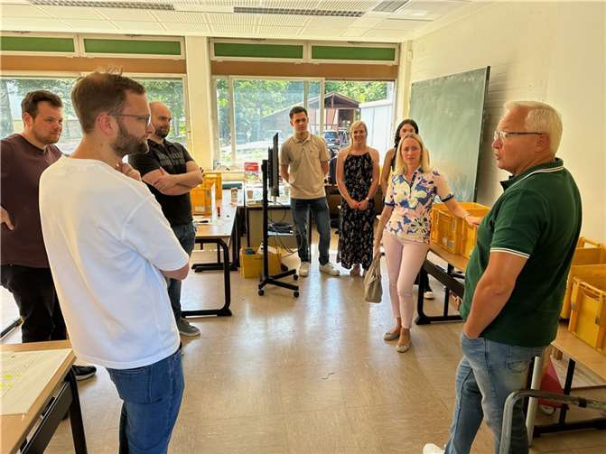 Landrat und Kreiswahlleiter Achim Hallerbach und Büroleiterin Diana Wonka ließen sich vom stellvertretenden Kreiswahlleiter Florian Nußbaum und den Kolleginnen und Kollegen stets über die Wahlabläufe informiert halten.  Foto: Thomas Herschbach