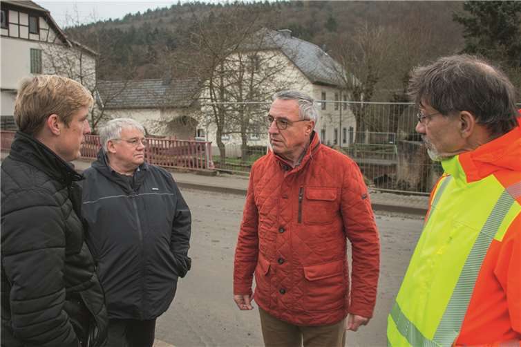 Landratskandidat Christoph Schmitt im Gespräch mit dem 1. Beigeordneten Wolfgang Schäfer, dem Sonderbeauftragten des Landes Günter Kern und Ortsbürgermeister Peter Richrath (v.li.).Foto: privat