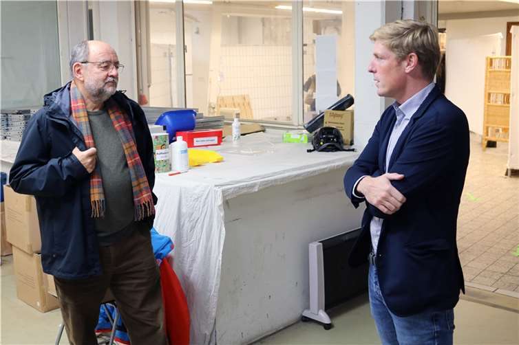 Landratskandidat Christoph Schmitt informierte sich beim ärztlichen Leiter, Dr. Jürgen Fleischmann, im Impfzentrum des MVZ Sinzig über die aktuelle Entwicklung der Corona-Schutzimpfungen. Foto: FRIEDSAM. Werbeagentur