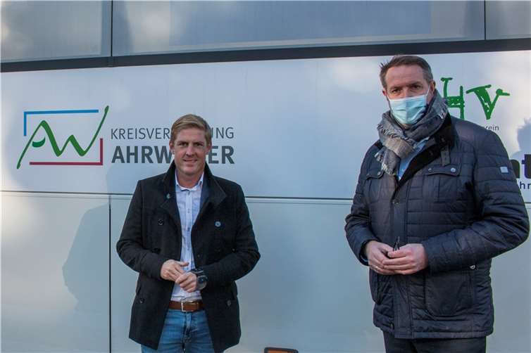 Landratskandidat Christoph Schmitt (li.) im Gespräch mit dem Sozialminister Alexander Schweitzer über den Ausbau des Angebotes der Gemeindeschwesterplus für Hochbetagte im Ahrkreis. Foto: FRIEDSAM. Werbeagentur