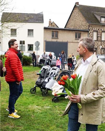 Landratskandidat Marko Boos verteilte in Kruft Tulpen  Foto: Benjamin Kastner