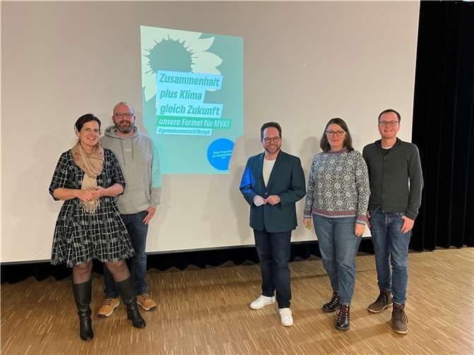 Landratskandidat mit dem Grünen Kreisvorstand Mayen-Koblenz (v.l.): Rebecca Stallbaumer, Maik Krüger, Pascal Badziong, Sonja Seyda und Christoph Wagner.  Foto: Martin Jende